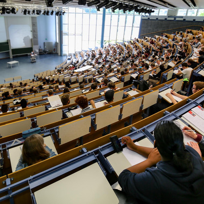 Students sitting in a lecture in the audimax.
